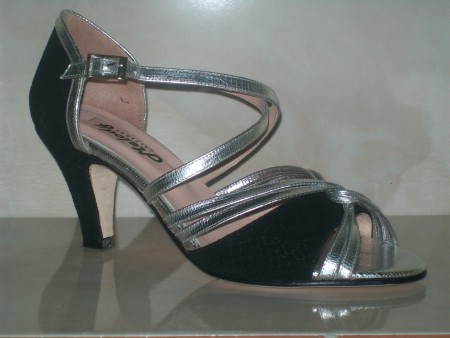 MODELO 02.- $750.- Sandalia en cuero negro con plata. Taco 6.0 cm. Precio: $750.-